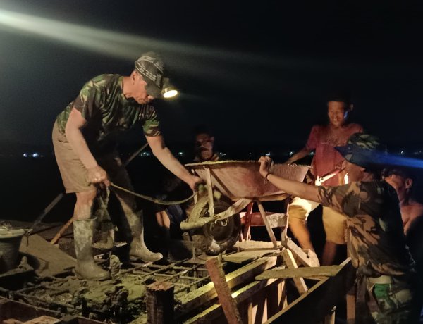 TNI dan Warga Kebumen Berjibaku di Malam Hari Bangun Jembatan Gantung