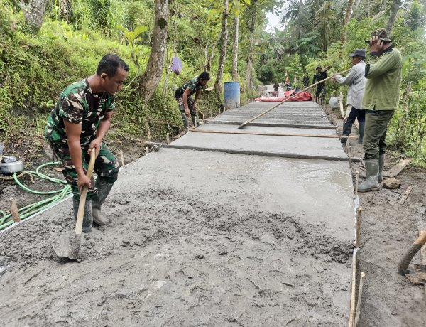 Gerimis Tak Mengendurkan Tekad, Satgas dan Warga Pacu Rabat Beton Somagede