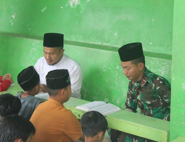 Prajurit Berseragam Loreng Jadi Pengajar Mengaji, TMMD 127 Hidupkan Semangat Ramadhan di Somagede